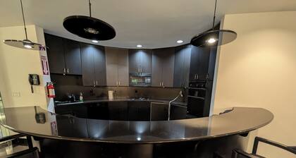 Cozy large space with private Sauna, gym & office in a tranquil neighborhood