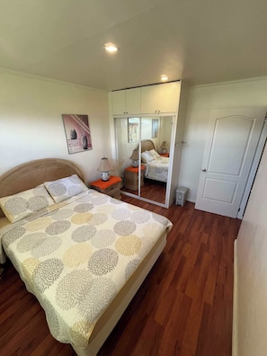 3 habitaciones, escritorio, tabla de planchar con plancha y wifi gratis 