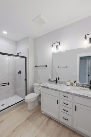 Douche, séchoir à cheveux, serviettes fournies, savon