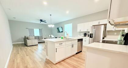 Stylish Stay Near Disney & Universal Sleeps 8