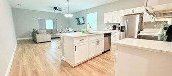 Stylish Stay Near Disney & Universal Sleeps 8