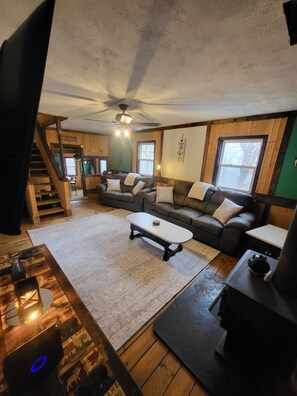 Smart TV, fireplace, books - Sugar Shack Cozy 3-bdrm near Sugar Hollow Marina on Norris Lake, & ATV Trails (LaFollette)