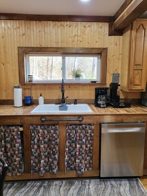 Fridge, microwave, oven, stovetop - Sugar Shack Cozy 3-bdrm near Sugar Hollow Marina on Norris Lake, & ATV Trails (LaFollette)
