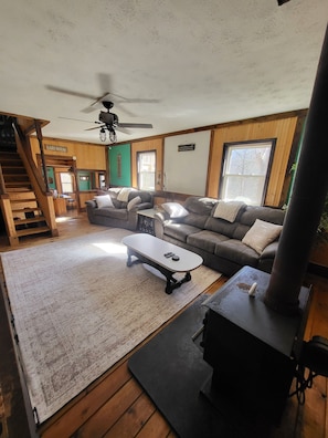 Smart TV, fireplace, books - Sugar Shack Cozy 3-bdrm near Sugar Hollow Marina on Norris Lake, & ATV Trails (LaFollette)