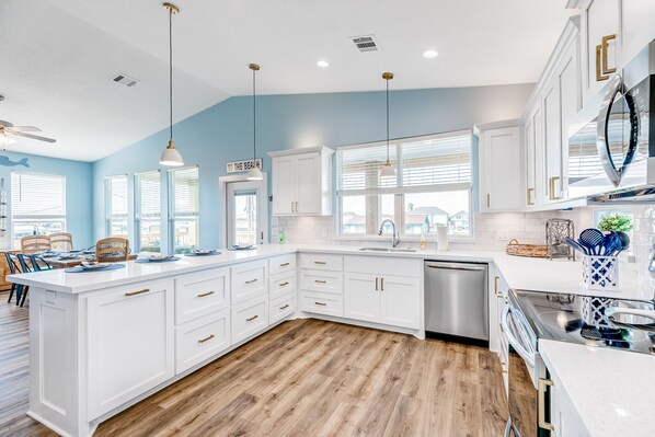 ثلاجة، ميكروويف، فرن، موقد طهي مسطح