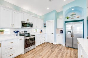 ثلاجة، ميكروويف، فرن، موقد طهي مسطح