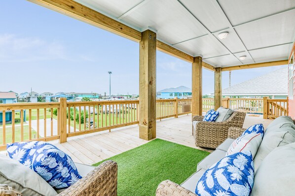 Terrace/patio - Steps to Beach 3BR Free Cancellation up to 14 Days l Pet-Friendly (Crystal Beach)