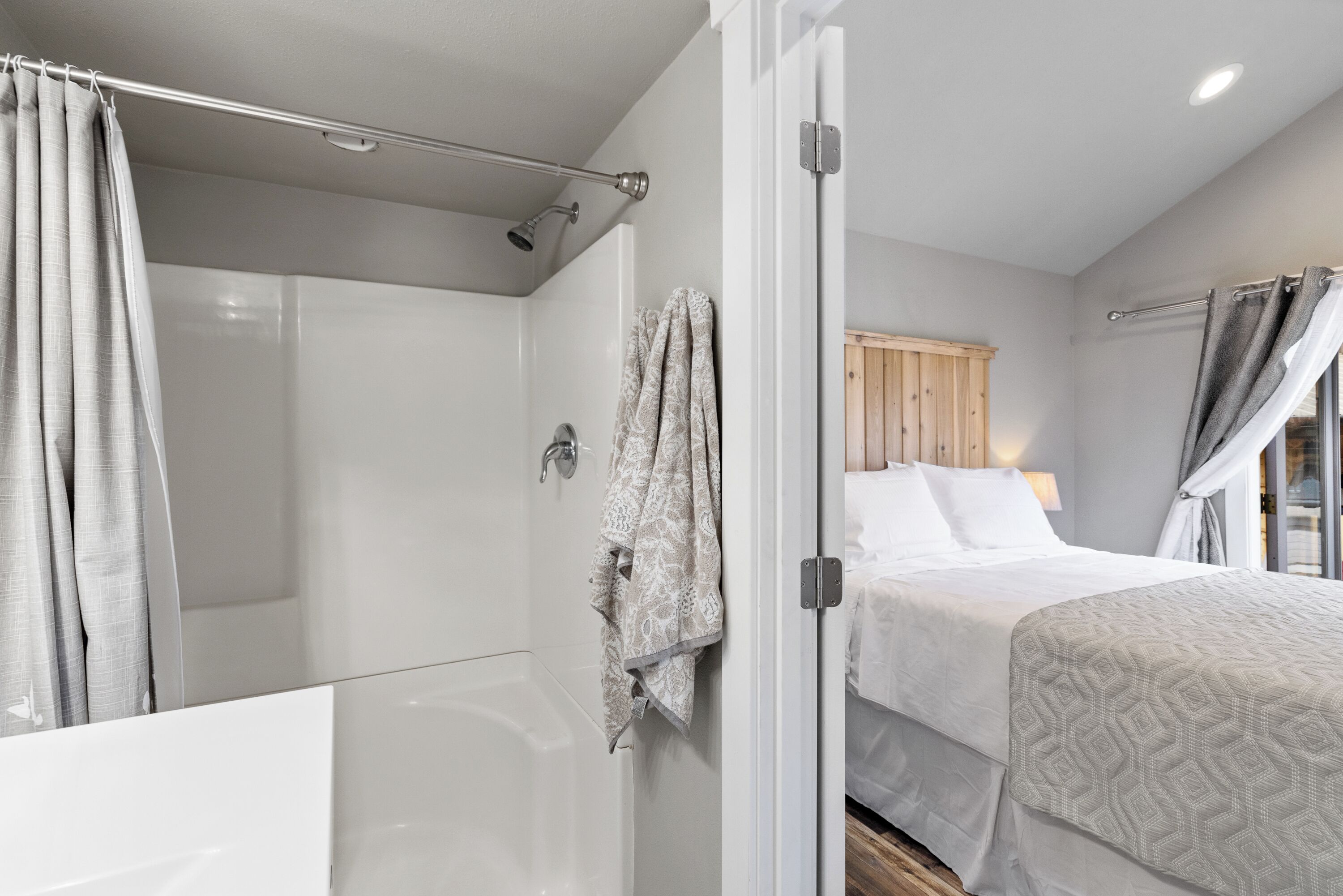 Ducha, secador de pelo, toallas y jabón