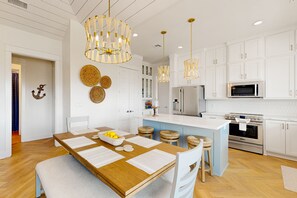 Dining - Modern | Gulf Views | Gated Community | Dog Haven (Port Bolivar)