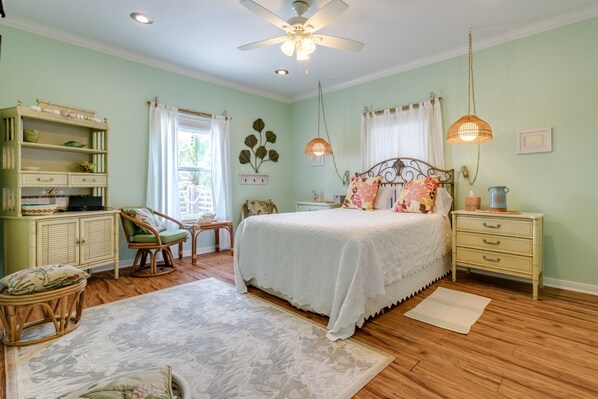 3 bedrooms, desk, free WiFi, bed sheets