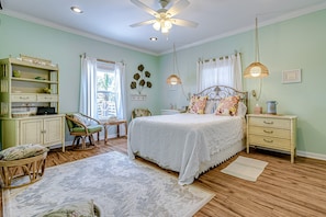 3 bedrooms, desk, free WiFi, bed sheets - Escape | Steps to the Beach | Large Deck | Group Ready (Crystal Beach)