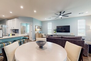 Interior - Steps to Beach l Free Cancellation l Modern Interior (Freeport)