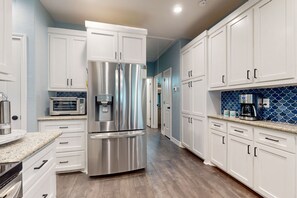 Fridge, microwave, oven, stovetop - Steps to Beach l Free Cancellation l Modern Interior (Freeport)