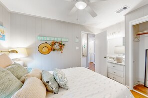 3 bedrooms, desk, free WiFi, bed sheets