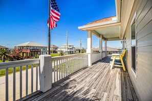 Property grounds - Retreat | Steps to Beach | Dog Haven | Sleeps 12 (Crystal Beach)