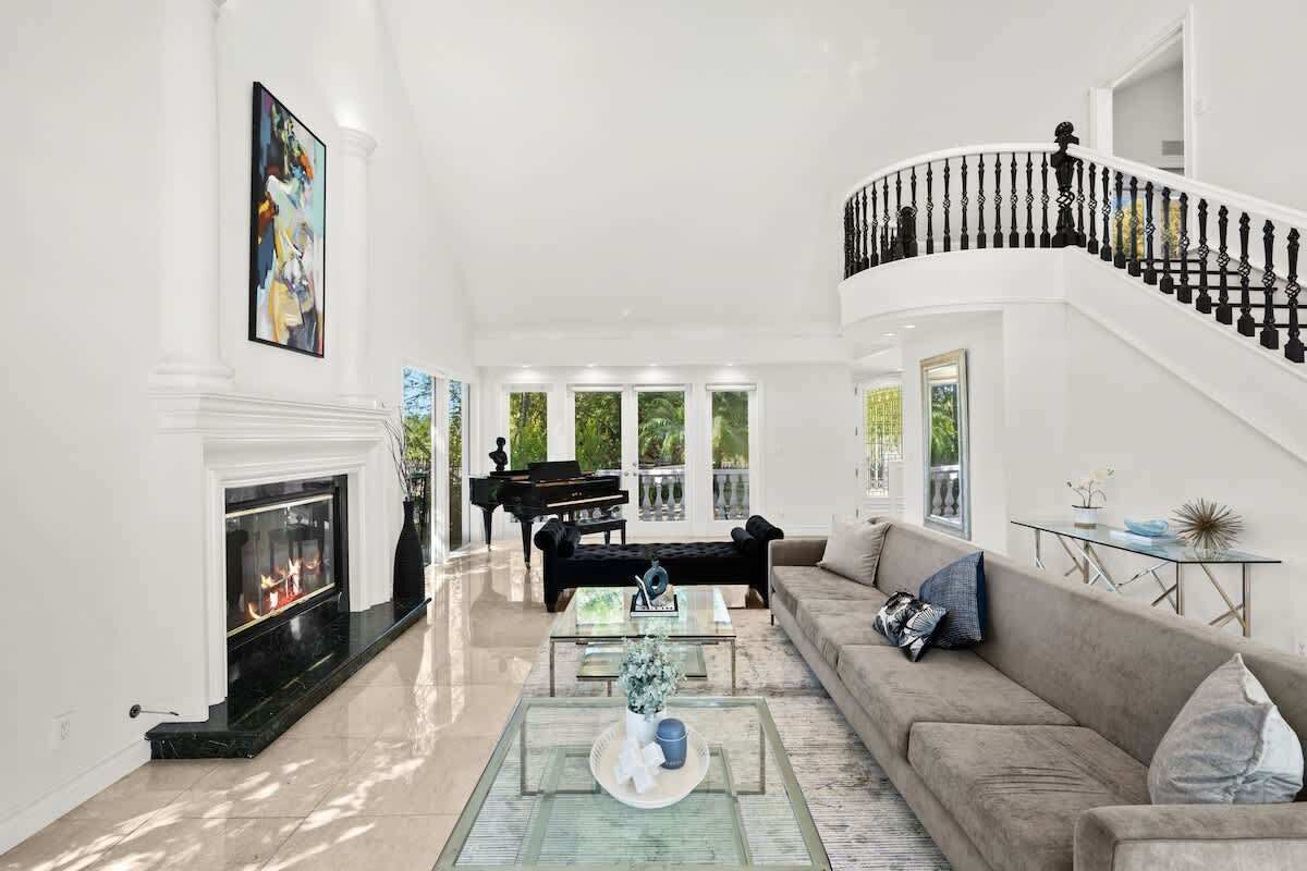 Televisión, chimenea y oficina 