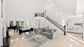 Fernseher, Kamin, Arbeitsbereiche