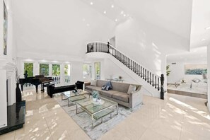 Televisión, chimenea y oficina 