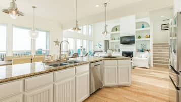 ثلاجة، ميكروويف، فرن، موقد طهي مسطح