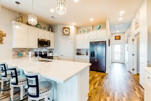 Kylskåp, mikrovågsugn, ugn och spishäll