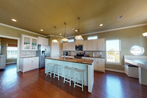 Kylskåp, mikrovågsugn, ugn och spishäll