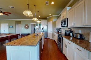 Kylskåp, mikrovågsugn, ugn och spishäll