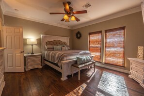 3 makuuhuonetta, työpöytä, ilmainen Wi-Fi, vuodevaatteet