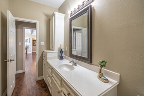 Suihku, hiustenkuivaaja, pyyhkeet