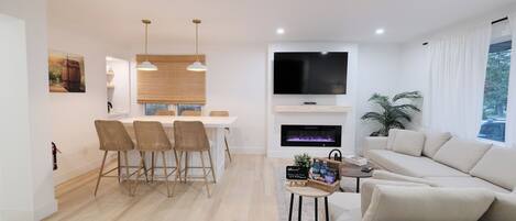 スマートテレビ、暖炉、テーブルサッカー台、PC モニター