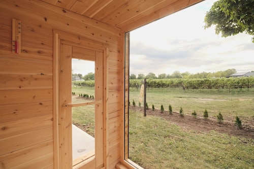 Retreat by the Vineyard |Panoramic Sauna |Hot Tub |EV Charger