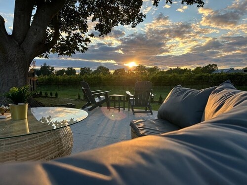 Retreat by the Vineyard |Panoramic Sauna |Hot Tub |EV Charger