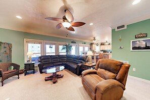 TV, DVD player - Ocean View 4BR Free Cancellation up to 14 Days l Cozy & Spacious (Crystal Beach)
