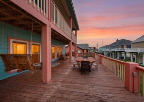 Outdoor dining - Ocean View l Free Cancellation l Cozy & Spacious (Crystal Beach)