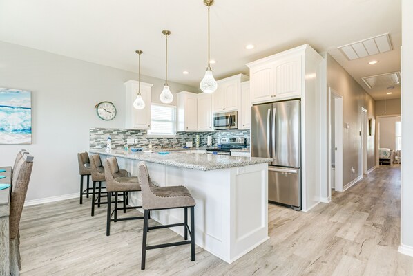 Fridge, microwave, oven, stovetop - Steps to Beach 4BR Free Cancellation up to 14 Days w/ Modern Interior (Crystal Beach)