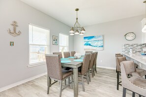 Dining - Stylish | New-Build | Steps to Beach | Gulf Views (Crystal Beach)