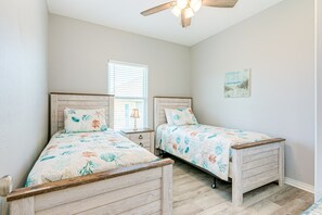 4 bedrooms, desk, free WiFi, bed sheets