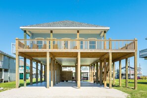 Exterior - Steps to Beach 4BR Free Cancellation up to 14 Days w/ Modern Interior (Crystal Beach)