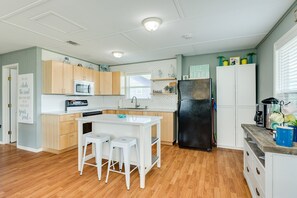 冷蔵庫、電子レンジ、オーブン、コンロ