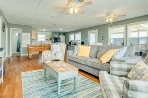 テレビ、テーブルサッカー台