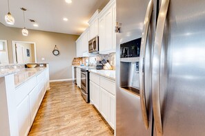 Refrigerador, microondas, horno, placa de cocina