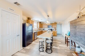 冷蔵庫、電子レンジ、オーブン、コンロ