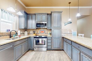 冷蔵庫、電子レンジ、オーブン、コンロ