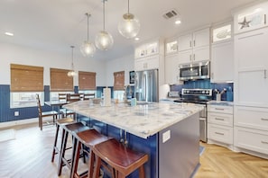 ثلاجة، ميكروويف، فرن، موقد طهي مسطح