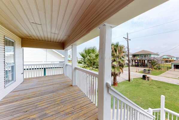 Terrace/patio - Canal-Front 3BR Free Cancellation up to 14 Days (Port Bolivar)