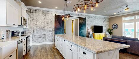 冷蔵庫、電子レンジ、オーブン、コンロ