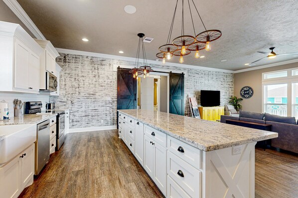 冷蔵庫、電子レンジ、オーブン、コンロ