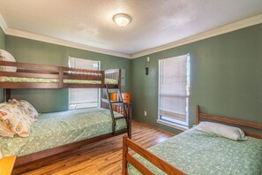 3 chambres, bureau, Wi-Fi gratuit, draps fournis