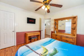 3 makuuhuonetta, työpöytä, ilmainen Wi-Fi, vuodevaatteet