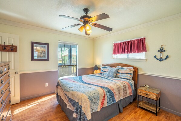 3 bedrooms, desk, free WiFi, bed sheets - Escape | Gulf Views | Large Deck | Pet Friendly (Crystal Beach)
