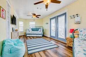 3 bedrooms, desk, iron/ironing board, free WiFi